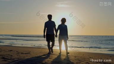 快乐<strong>的</strong>老年夫妇在海边散步